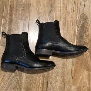 Black Thursday Chelsea boots